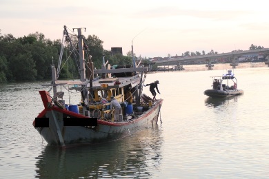 BOT PUKAT TUNDA DITAHAN